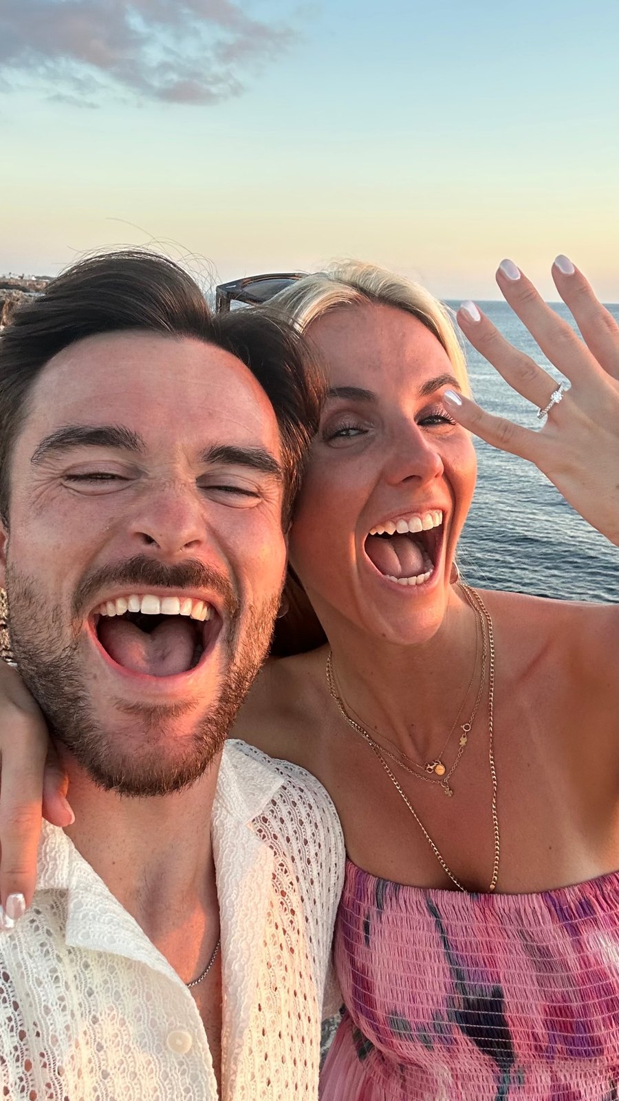 L'Ànnia i l'Aleix rient a Menorca al capvespre, just després del sí, amb l'anell a la vista.